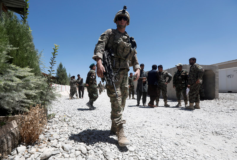 막판까지 감축 계속 “아프간·이라크 미군 이제 각 2천500명”