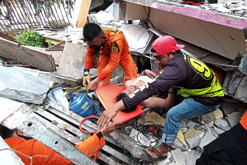 인니 술라웨시섬 규모 6.2 강진…최소 42명 사망·600명 부상