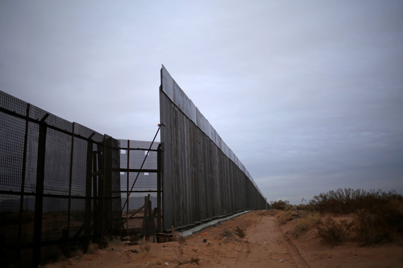 멕시코, 국경장벽 건설 중단 환영…발묶인 이민자들도 ‘희망’