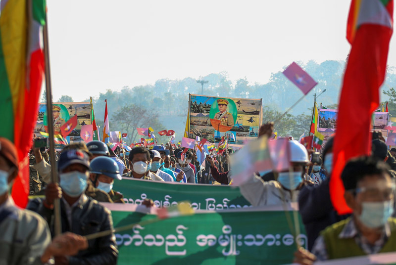 미얀마 군정, 저항운동 통로 페북 차단… 일부 지역 첫 거리시위