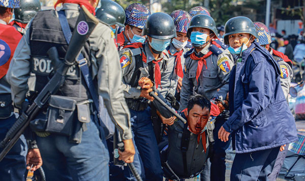 미얀마, 결국 유혈사태…“실탄 쏴 2명 중태”