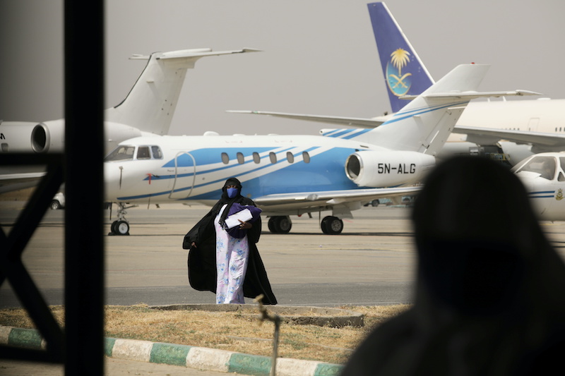 사우디 공항 공격당해 민항기 화재… 후티 “드론 공격”