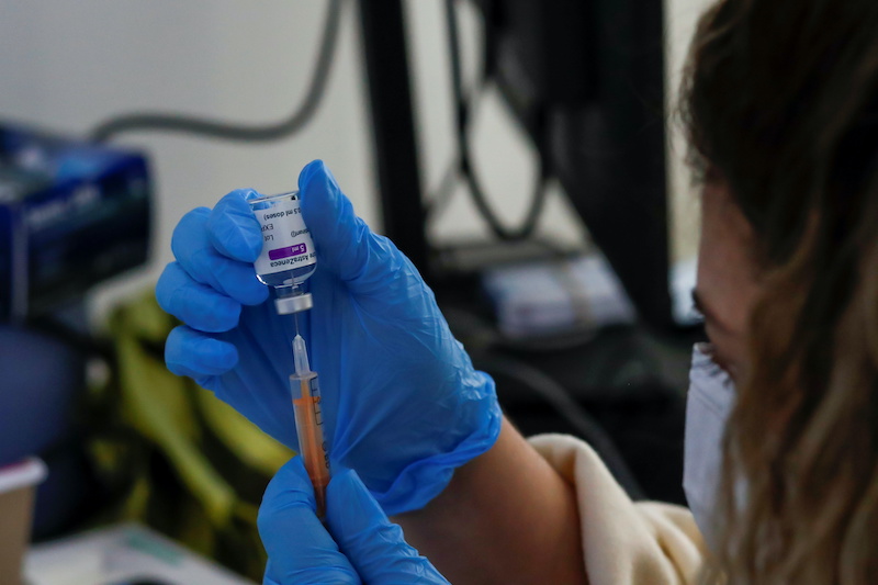 프랑스에서도 백신 새치기… “병원 이사진, 대상 아닌데도 접종”