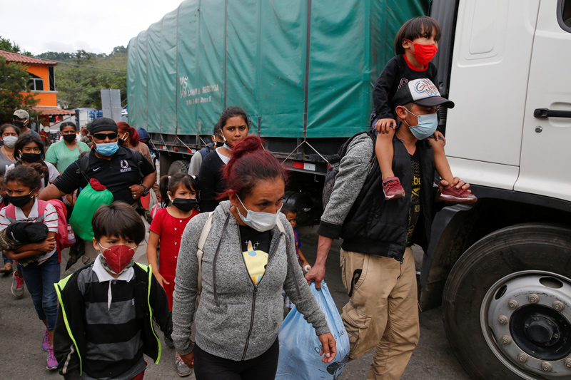 멕시코 국경에 발 묶였던 망명 신청자들, 미국 입국길 열린다