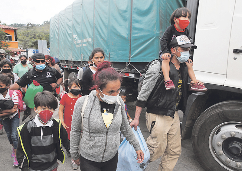 국경 대기 이민자들, 입국 길 열린다