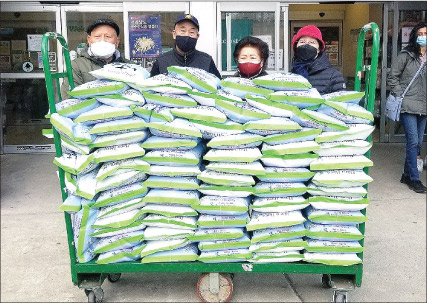 독거노인들에 쌀 100포  통합노인회 성금 사용