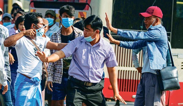 미얀마에 친군부 시위대 등장… 폭력·흉기 휘둘러