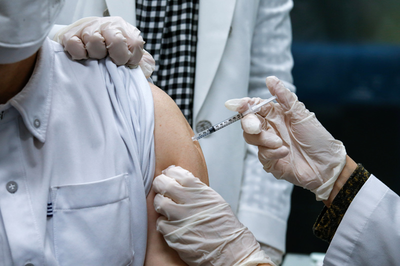 미국 주정부들, 백신 접종 연령 50대로 낮춰…공급 확대 덕분