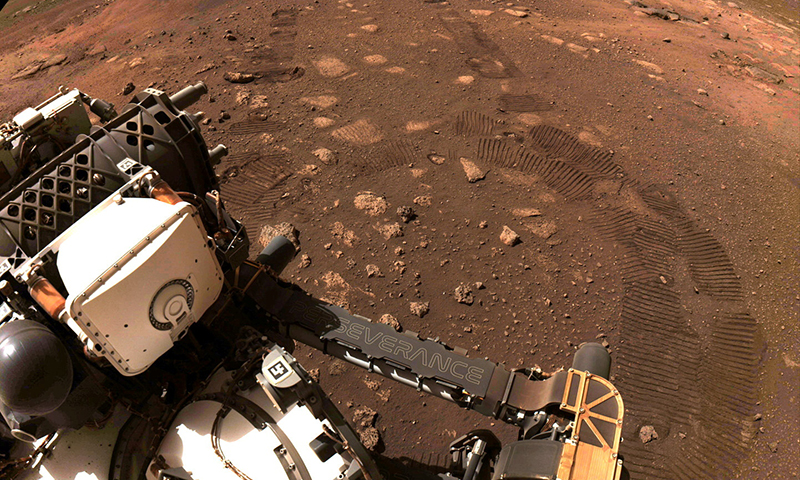 붉은 땅에 바퀴자국… 퍼서비어런스, 화성 시험주행 성공