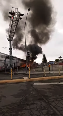 오클랜드서 암트랙 열차와 덤프트럭 충돌로 화재