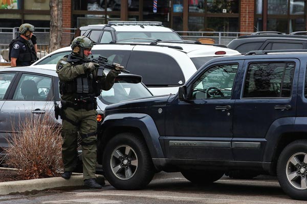 콜로라도 마켓 총기난사 경관포함 최소 6명 사망