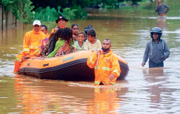 홍수 현장서 주민 대피시키는 동티모르 구조대