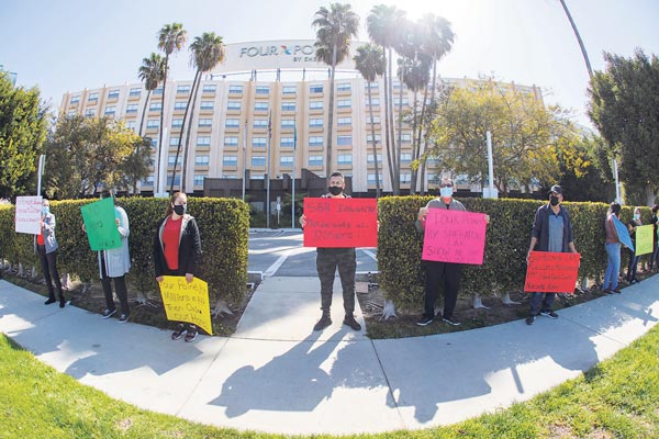 “PPP 받고 폐업하다니”… 호텔 직원들 조사 촉구 시위