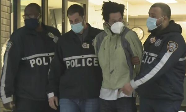 잠복 근무 아시안 경찰 위협 30대 남성 체포