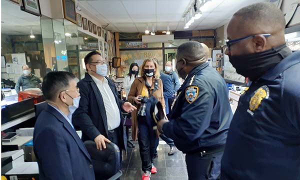 피터 구 시의원^NYPD 대민담당국장 플러싱 한인상가 방문 혐오범죄 대응책 설명