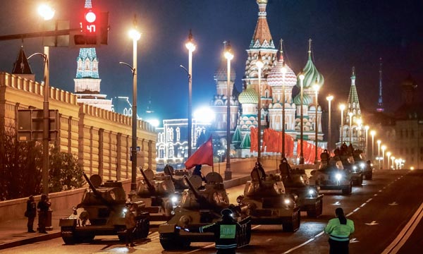 러시아 전차 행렬… 전승 기념식 리허설