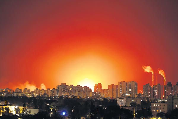 이스라엘 전운… 포격전 섬광 붉게 물든 밤하늘