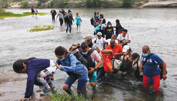 위험 무릅쓰고 국경 지역 강 건너는 이민자들