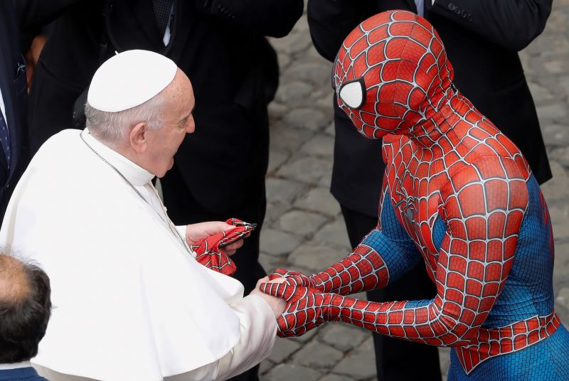 교황 알현 행사에 스파이더맨 깜짝 등장…신자들과 셀카도