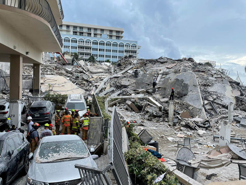 “잔해더미 속 두드리는 소리”… 붕괴아파트 이틀째 구조 총력