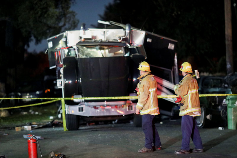 2t 불법 폭죽 폭발에 장갑트럭 ‘너덜너덜’…17명 부상