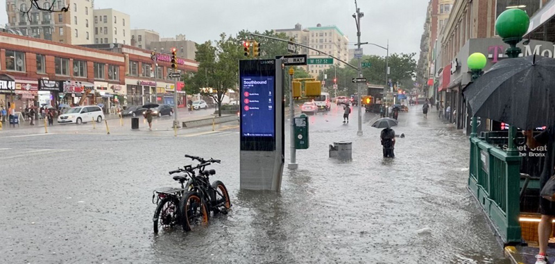 허리까지 물 차오른 뉴욕 지하철역… ‘엘사’ 폭우에 곳곳 홍수