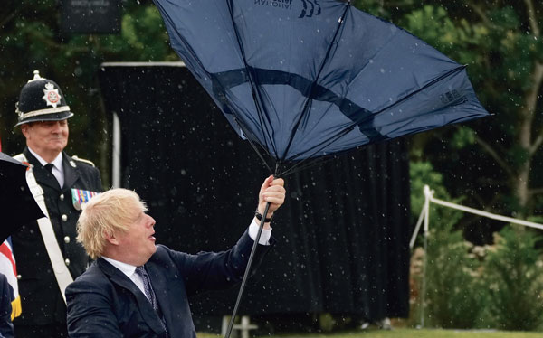 바람에 뒤집어진 우산… 영국 총리 ‘난감’