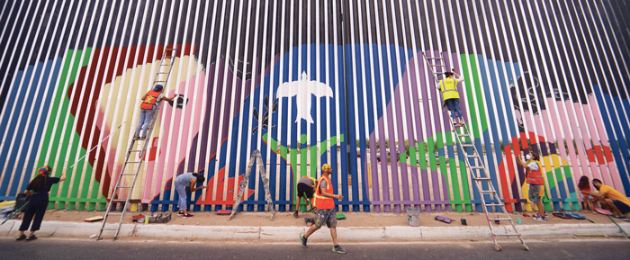 살벌한 국경장벽에 등장한 벽화