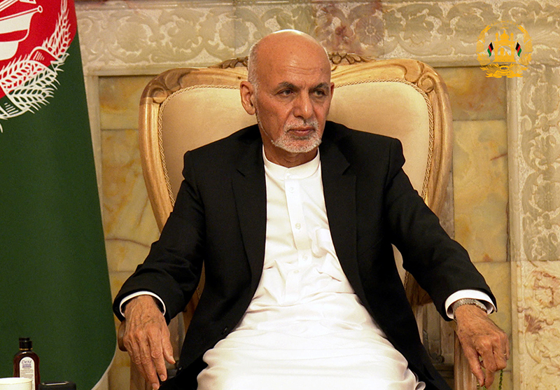 국외 도피 가니 아프간 대통령 “유혈사태 피하고자 결단”