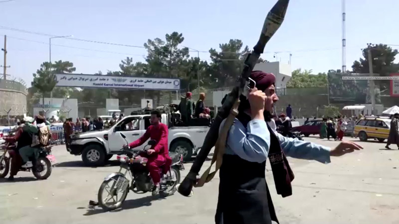 탈레반 “전쟁 끝났다”… ‘필사의 탈출’ 공항선 발포 사망까지