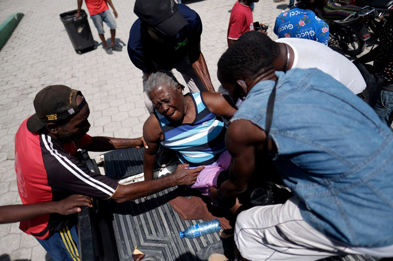 “진통제 놔달라” 절규, 길바닥서 치료 대기…아이티 지진 참상