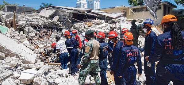 폭풍 몰아치기 전에… 아이티 강진 생존자 찾기 안간힘