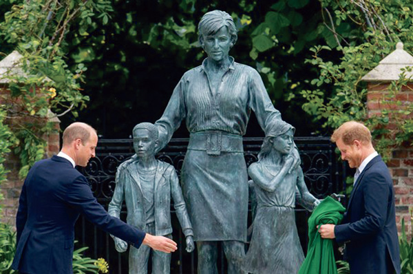 40년 된 웨딩케이크 한 조각에 담긴 영국 왕실 역사
