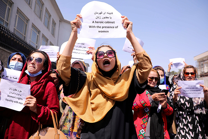 여성 시위 확산에 탈레반 ‘본색’ 드러내나…최루탄에 경고사격