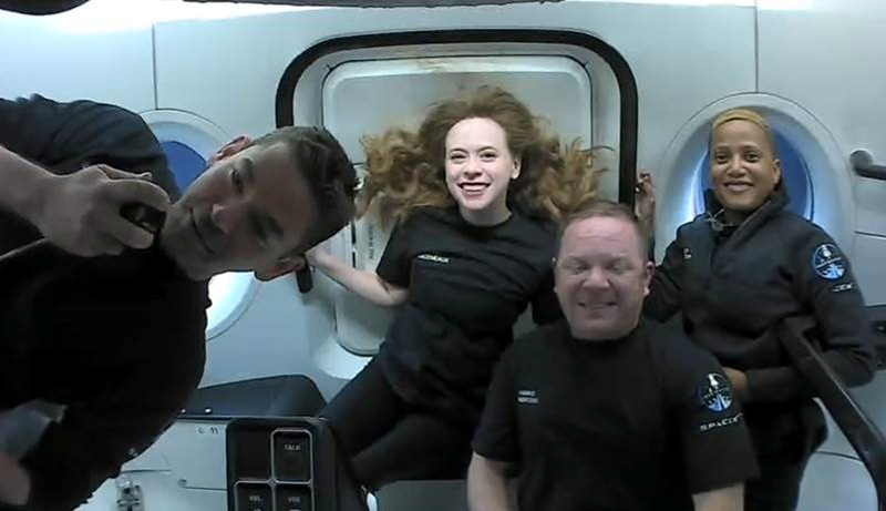 스페이스X 관광객들, 톰 크루즈에 “우주 경험 공유합니다”