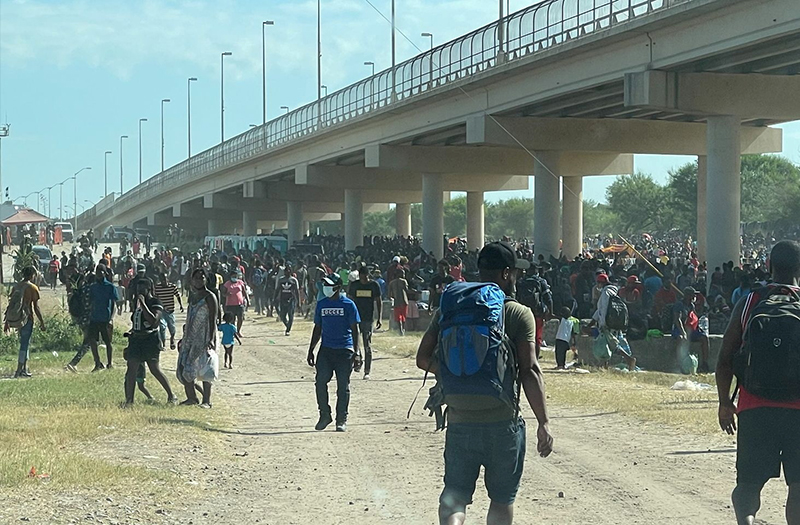 텍사스국경에 아이티 난민 1만명 몰려…미국 “추방할 것”