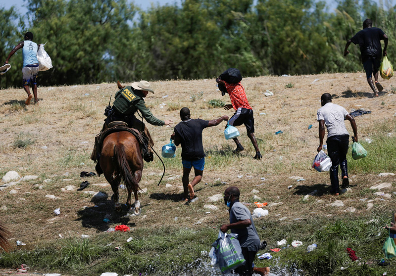 채찍으로 가축 몰이하듯 아이티 난민 내쫓은 국경순찰대