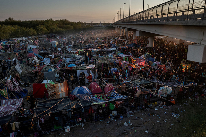 텍사스 난민촌은 사라졌지만…끝나지 않은 아이티 이민자 위기