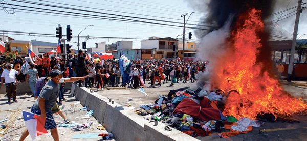 칠레서 반 이민 시위… 베네수엘라 이민자 천막 불태워