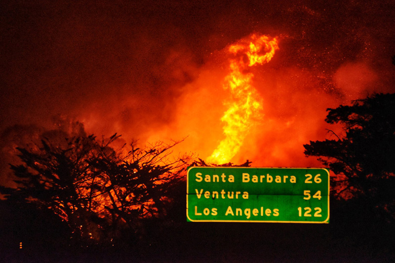 강풍에 캘리포니아 산불 ‘활활’…고속도로 폐쇄·강제 단전