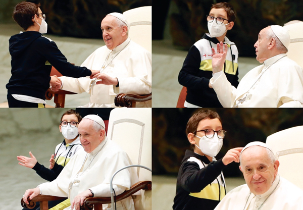 “교황 할아버지, 모자 주세요”
