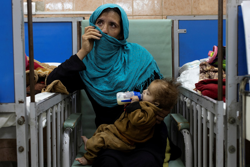 약 500달러에 딸 판 부모… 가뭄·내전·경제난 겹친 아프간 참상