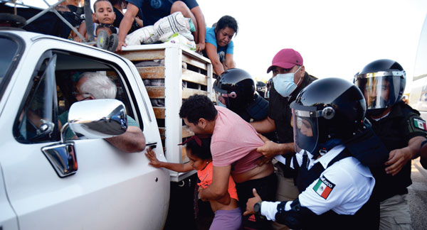 캐러밴 행렬 저지 나선 멕시코 이민요원들