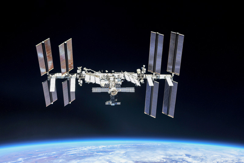 ‘우주파편의 엄습’…ISS 비행사 유영 5시간 전 연기