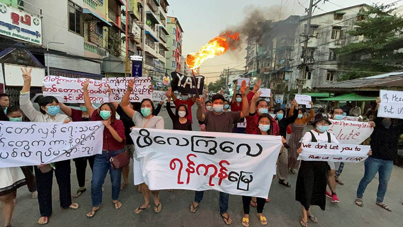 ‘시위대에 차량 돌진’ 미얀마 군부에 국제사회 비난