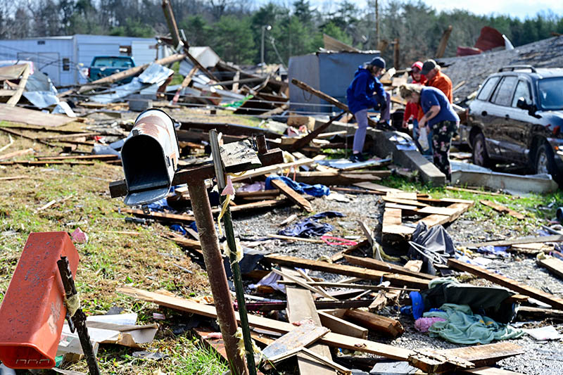 바이든, 강타 토네이도에 긴급지원… “비극, 기후변화 일조”