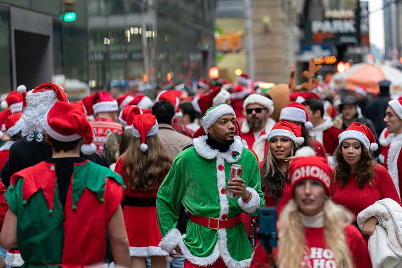 뉴욕 거리에 넘쳐난 산타 복장 술꾼들