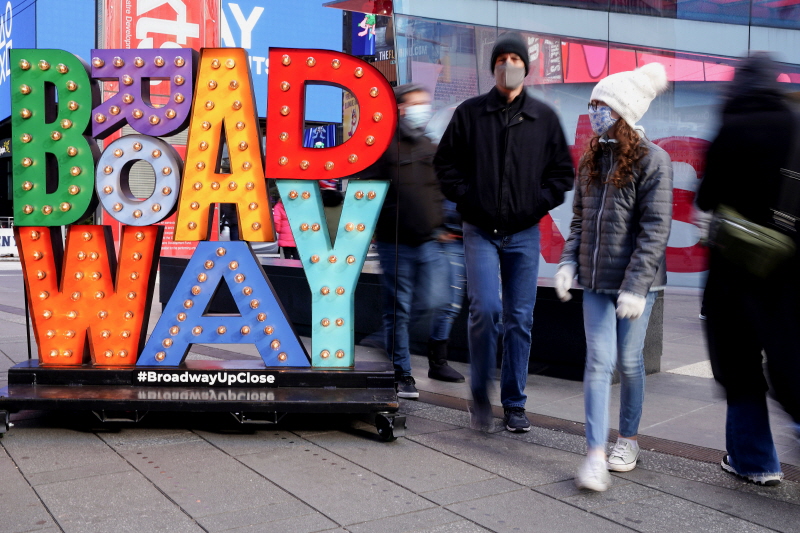 뉴욕 브로드웨이, 확진자 속출로 공연 줄취소…다시 살얼음판