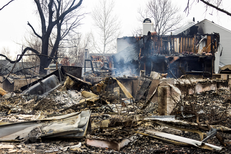 콜로라도 산불, 강풍 타고 마을 덮쳐… 주택 1천채 불탄 듯