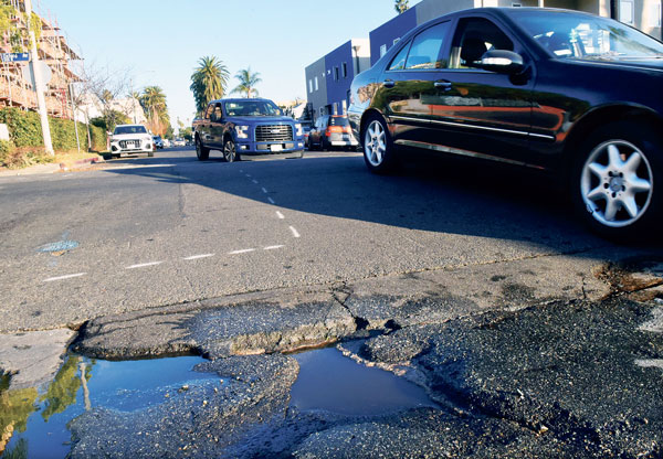 차량 손상·사고 위험 ‘도로 팟홀’ 비상